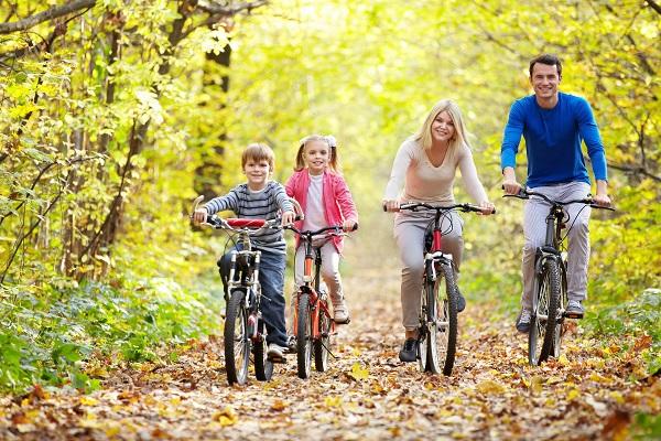 Fietsend gezin