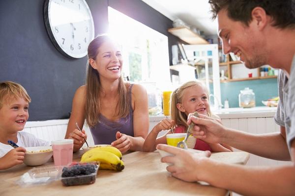 Ontbijtende familie
